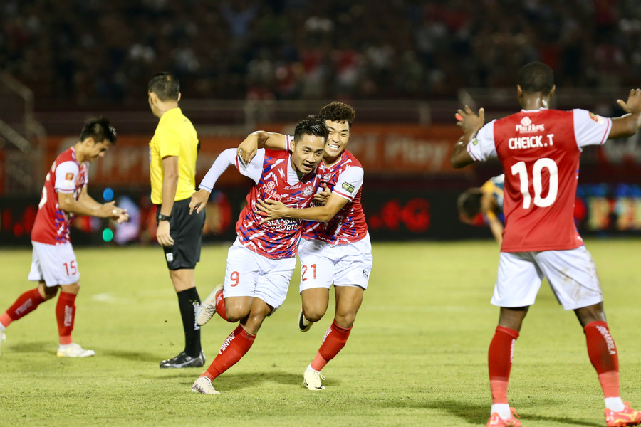 Phan Tuấn Tài (9) ghi bàn thắng đẹp mắt để ấn định chiến thắng cho CLB TP.HCM. Ảnh: KHẢ HÒA Phan Tuấn Tài (9) ghi bàn thắng đẹp mắt để ấn định chiến thắng cho CLB TP.HCM. Ảnh: KHẢ HÒA