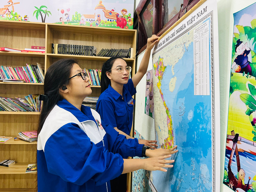 Tấm bản đồ Việt Nam được cán bộ, chuyên viên Thành Đoàn Pleiku treo ở vị trí trang trọng. Ảnh: P.L Tấm bản đồ Việt Nam được cán bộ, chuyên viên Thành Đoàn Pleiku treo ở vị trí trang trọng. Ảnh: P.L