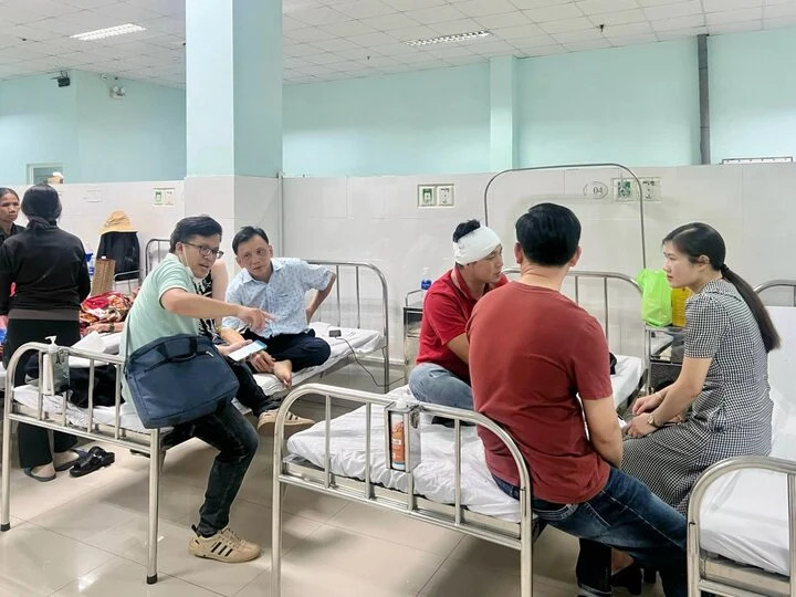 Các nạn nhân trong vụ tai nạn đang được điều trị tại Bệnh viện đa khoa tỉnh Kon Tum. Các nạn nhân trong vụ tai nạn đang được điều trị tại Bệnh viện đa khoa tỉnh Kon Tum.