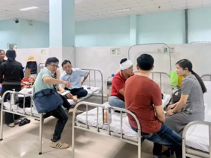 Các nạn nhân trong vụ tai nạn đang được điều trị tại Bệnh viện đa khoa tỉnh Kon Tum.