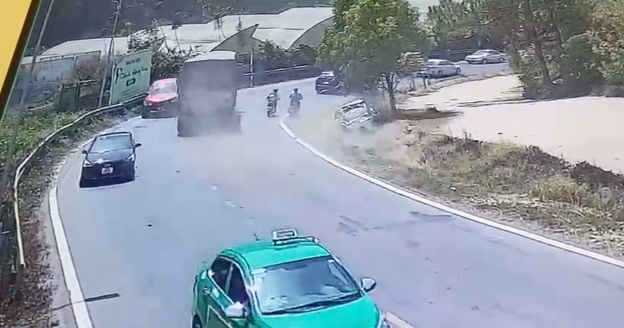 Thời điểm xe tải mất thắng tông vào các xe ô tô trước khi lật. Ảnh cắt từ camera Thời điểm xe tải mất thắng tông vào các xe ô tô trước khi lật. Ảnh cắt từ camera