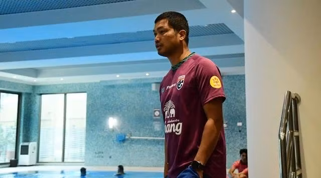 HLV Issara Sritaro sẽ cùng U.23 Thái Lan dự U.23 châu Á. Ảnh: FAT