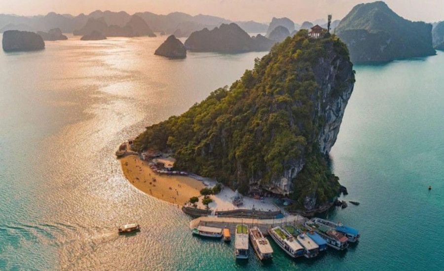 Ti Tốp nằm nghiêng với bãi cát trắng ôm trọn chân đảo, nơi này là địa điểm dừng chân tắm biển của du khách trong hành khám phá vịnh Hạ Long. Ảnh: ST