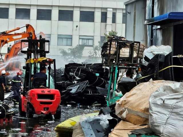 Lực lượng Công an phối hợp với cơ sở cào, bới, di chuyển chất cháy phân tán, tránh cháy lan