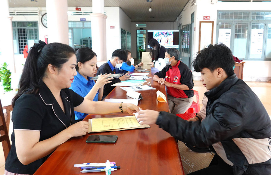 Trường THPT Pleiku hỗ trợ tư vấn cho học sinh và phụ huynh hoàn thiện hồ sơ cũng như lựa chọn tổ hợp môn học. Ảnh: M.T