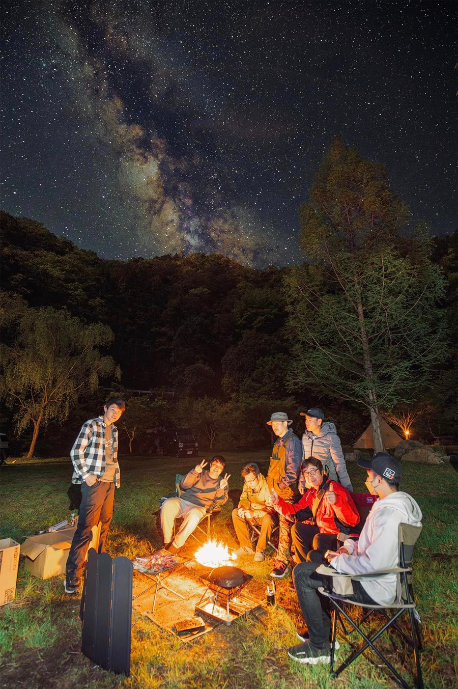 Bầu trời hiện lên tuyệt đẹp trong những buổi cắm trại đêm của anh cùng những người bạn ở đất nước mặt trời mọc. Ảnh: HUY HYUNH Bầu trời hiện lên tuyệt đẹp trong những buổi cắm trại đêm của anh cùng những người bạn ở đất nước mặt trời mọc. Ảnh: HUY HYUNH