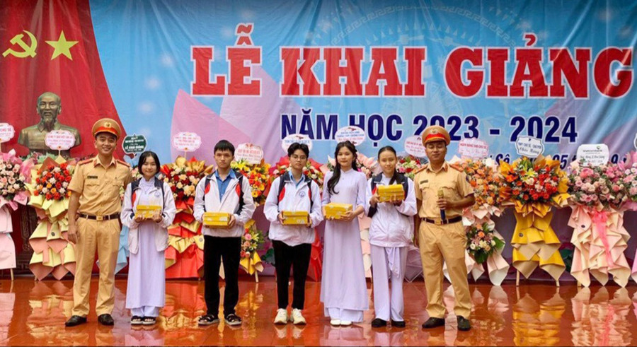 Phòng Cảnh sát Giao thông (Công an tỉnh) tặng quà cho học sinh Trường THPT Trường Chinh (huyện Chư Sê). Ảnh: L.A Phòng Cảnh sát Giao thông (Công an tỉnh) tặng quà cho học sinh Trường THPT Trường Chinh (huyện Chư Sê). Ảnh: L.A