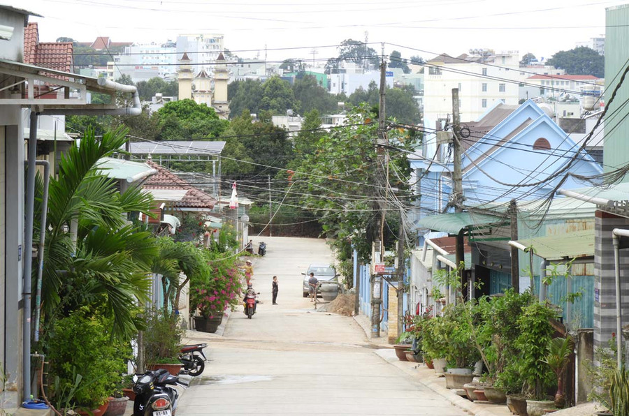 Nhờ sự chung sức của người dân, hẻm 162/84 Trường Chinh (TP. Pleiku) trở nên khang trang, sạch đẹp. Ảnh: T.N Nhờ sự chung sức của người dân, hẻm 162/84 Trường Chinh (TP. Pleiku) trở nên khang trang, sạch đẹp. Ảnh: T.N