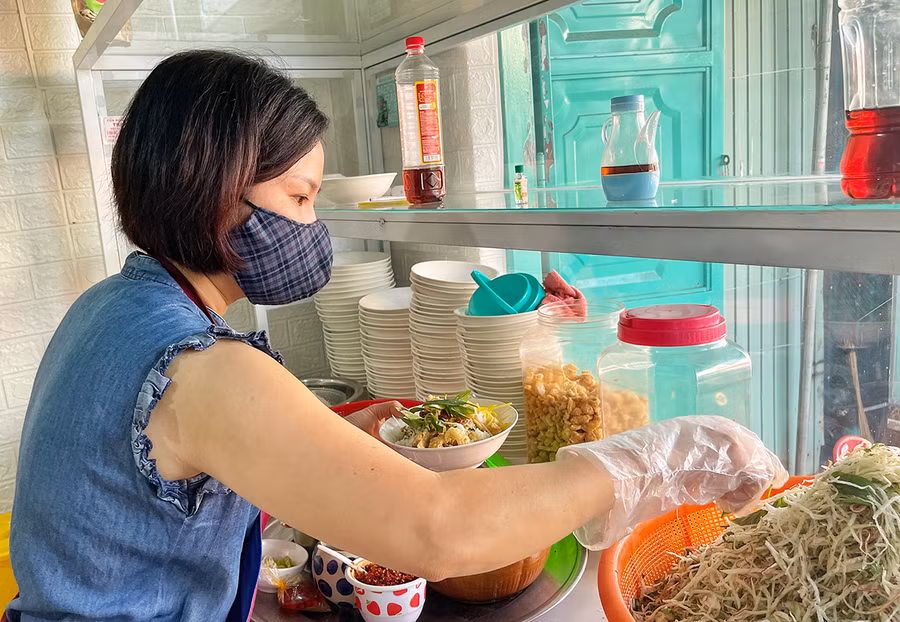 Một tô cơm hến không thể thiếu sợi môn bạc hà bào mỏng. Ảnh: Hoàng Ngọc