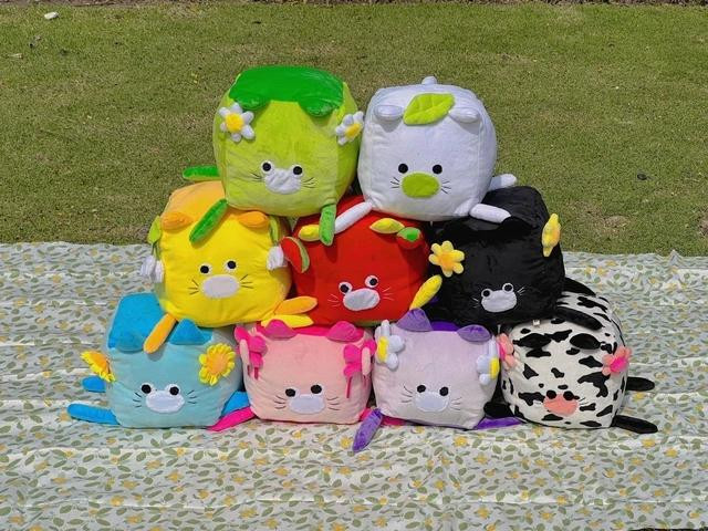 Những chú thú bông với tạo hình hài hước, hoàn toàn không theo khuôn mẫu nào trên thị trường. ẢNH: DUY TÂN Những chú thú bông với tạo hình hài hước, hoàn toàn không theo khuôn mẫu nào trên thị trường. ẢNH: DUY TÂN