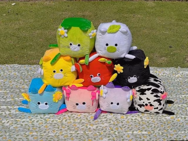 Những chú thú bông với tạo hình hài hước, hoàn toàn không theo khuôn mẫu nào trên thị trường. ẢNH: DUY TÂN