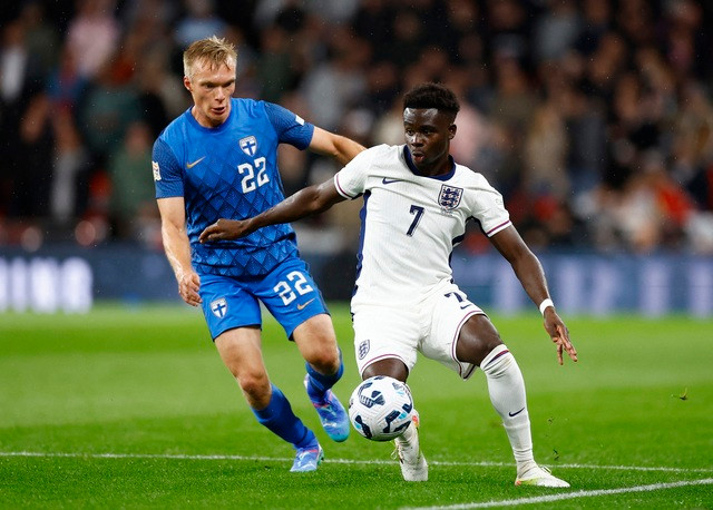 Bukayo Saka năng động ở hành lang phải của Tam sư. Bukayo Saka năng động ở hành lang phải của Tam sư.