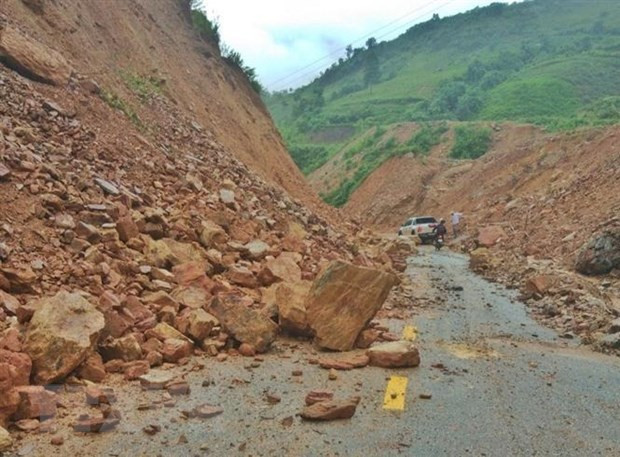 Mưa lớn gây sạt lở taluy dương tại Km421 Quốc lộ 6 đi qua địa bàn tỉnh Điện Biên. (Ảnh: TTXVN phát)