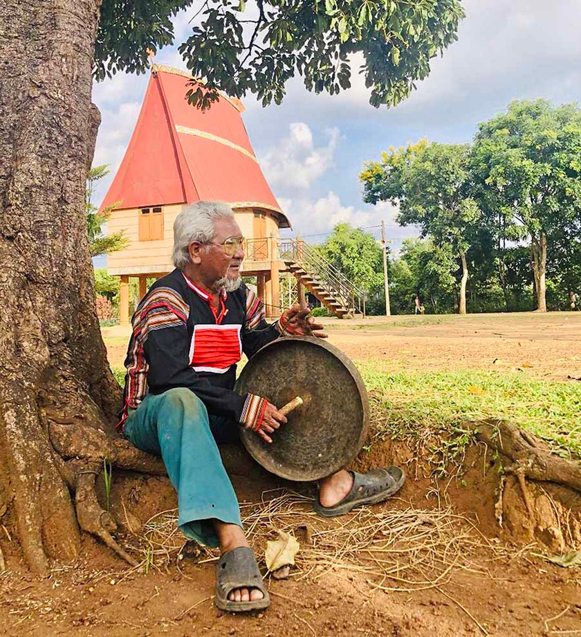 Ở tuổi 65, ông R'Cơm Hmyơk (làng Ia Nueng, xã Biển Hồ, TP. Pleiku) vẫn tích cực tham gia hoạt động biểu diễn, tập luyện đánh cồng chiêng và tạc tượng để gìn giữ văn hóa truyền thống tốt đẹp của dân tộc mình. Ảnh: Hồng Thương Ở tuổi 65, ông R'Cơm Hmyơk (làng Ia Nueng, xã Biển Hồ, TP. Pleiku) vẫn tích cực tham gia hoạt động biểu diễn, tập luyện đánh cồng chiêng và tạc tượng để gìn giữ văn hóa truyền thống tốt đẹp của dân tộc mình. Ảnh: Hồng Thương