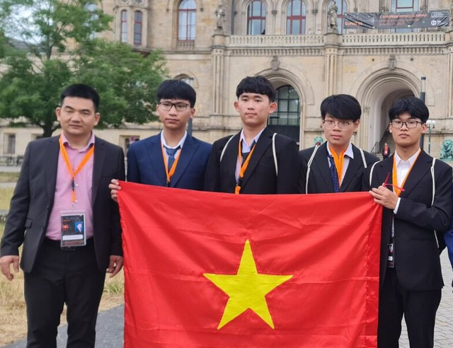 Bảo Quân (giữa) chủ nhân của chiếc HCV tại cuộc thi Olympic vật lý châu Âu 2023. Ảnh:NVCC