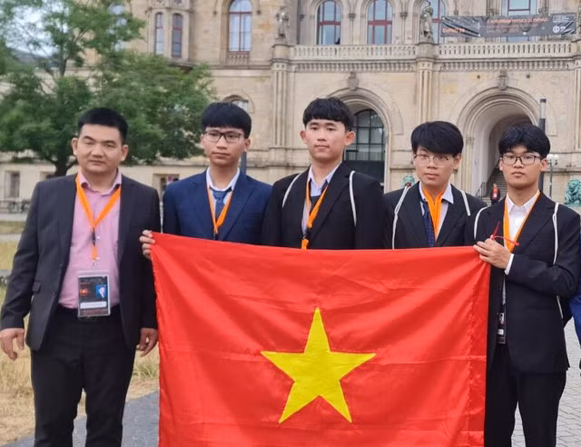 Bảo Quân (giữa) chủ nhân của chiếc HCV tại cuộc thi Olympic vật lý châu Âu 2023. Ảnh:NVCC