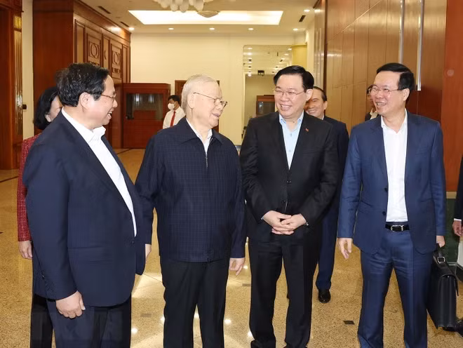 Tổng Bí thư Nguyễn Phú Trọng với các đồng chí lãnh đạo Đảng, Nhà nước tham dự phiên họp. (Ảnh : Trí Dũng/TTXVN)