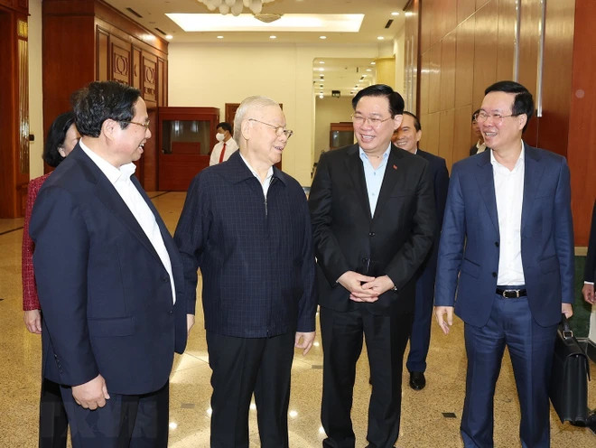 Tổng Bí thư Nguyễn Phú Trọng với các đồng chí lãnh đạo Đảng, Nhà nước tham dự phiên họp. (Ảnh : Trí Dũng/TTXVN) Tổng Bí thư Nguyễn Phú Trọng với các đồng chí lãnh đạo Đảng, Nhà nước tham dự phiên họp. (Ảnh : Trí Dũng/TTXVN)