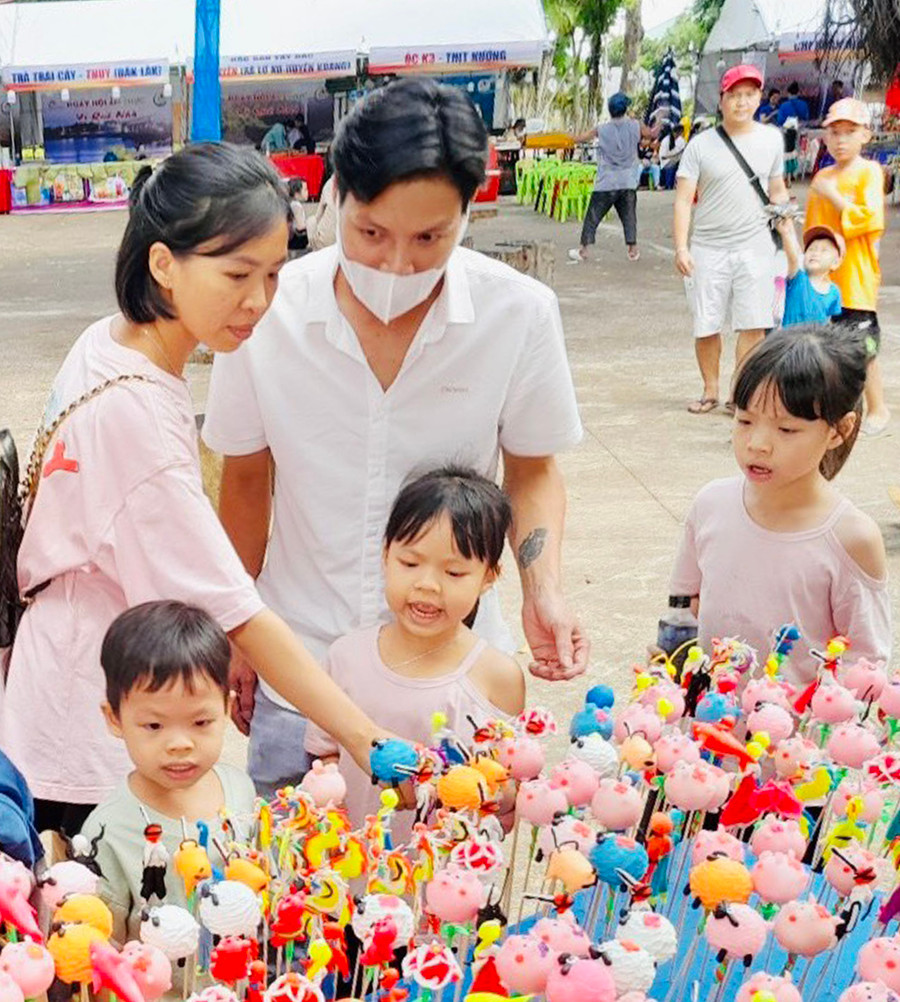 Người dân và du khách thích thú với hình thù ngộ nghĩnh của những chiếc tò he do chính tay anh Mừng nhào nặn. Ảnh Mai Ka Người dân và du khách thích thú với hình thù ngộ nghĩnh của những chiếc tò he do chính tay anh Mừng nhào nặn. Ảnh Mai Ka