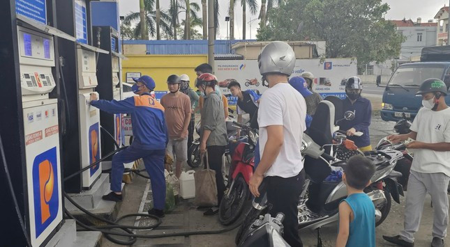 Người dân xã Lưu Kiếm (huyện Thủy Nguyên) xếp hàng đi mua xăng dầu. Người dân xã Lưu Kiếm (huyện Thủy Nguyên) xếp hàng đi mua xăng dầu.