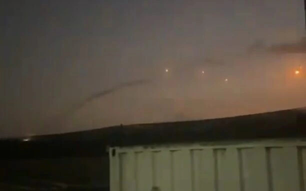 Hệ thống phòng thủ Iron Dome (Vòm Sắt) của Israel phóng tên lửa đánh chặn rốc két từ Li Băng vào rạng sáng 25.8. ẢNH: CHỤP MÀN HÌNH THE TIMES OF ISRAEL