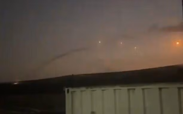 Hệ thống phòng thủ Iron Dome (Vòm Sắt) của Israel phóng tên lửa đánh chặn rốc két từ Li Băng vào rạng sáng 25.8. ẢNH: CHỤP MÀN HÌNH THE TIMES OF ISRAEL Hệ thống phòng thủ Iron Dome (Vòm Sắt) của Israel phóng tên lửa đánh chặn rốc két từ Li Băng vào rạng sáng 25.8. ẢNH: CHỤP MÀN HÌNH THE TIMES OF ISRAEL