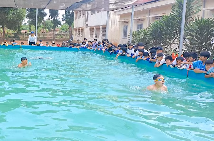 Giải bơi do Đoàn Thanh niên xã Ia Blang phối hợp với UBND xã tổ chức thu hút đông đảo các em thiếu nhi trên địa bàn tham gia. Ảnh: M.T