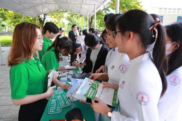 Học sinh tìm hiểu thông tin một số trường tư có đào tạo khối ngành sức khỏe. Ảnh: HẢI ĐỊNH Học sinh tìm hiểu thông tin một số trường tư có đào tạo khối ngành sức khỏe. Ảnh: HẢI ĐỊNH