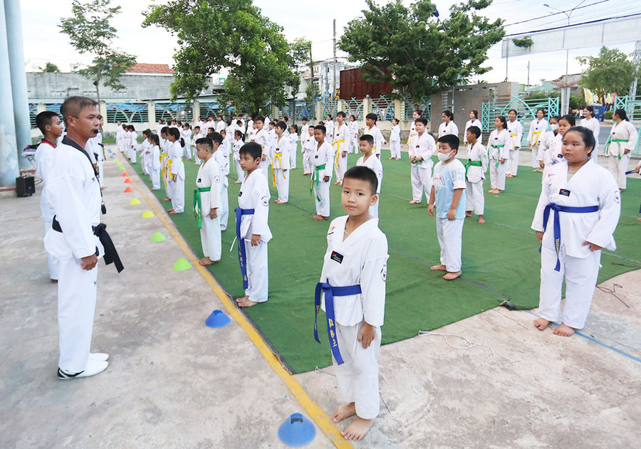 Anh Nguyễn Hữu Tuấn (bìa trái) trong một buổi dạy võ cho trẻ em ở huyện Krông Pa. Ảnh: L.V.N