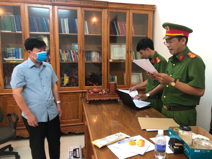 Nguyên Giám đốc CDC Cà Mau bị đề nghị truy tố - Ảnh 1. Ông Đặng Hải Đăng nghe công an đọc lệnh bắt trước đó