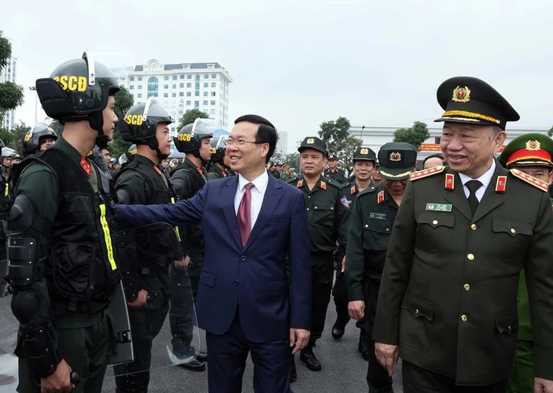 Chủ tịch nước Võ Văn Thưởng thăm hỏi, động viên các chiến sĩ Cảnh sát cơ động. Ảnh: Thống Nhất/TTXVN