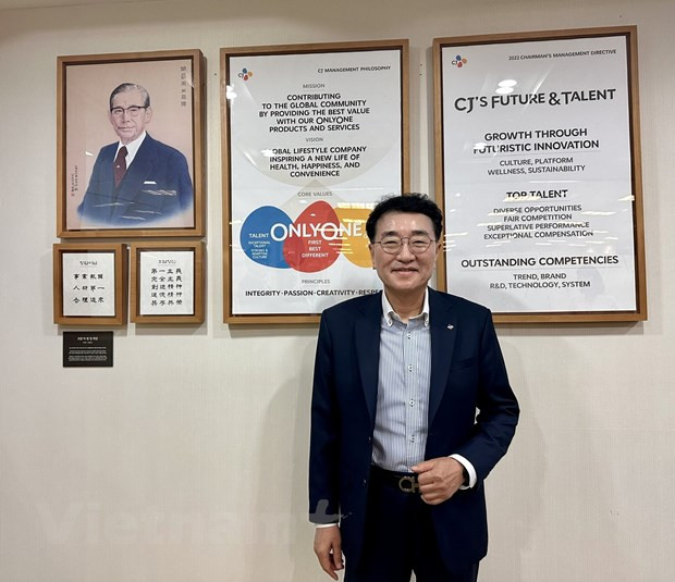 Ông Chang Bok Sang, Chủ tịch kiêm Tổng Giám đốc Tập đoàn CJ Việt Nam. Đằng sau Chủ tịch Chang Bok Sang là khung ảnh của Ngài cố Chủ tịch Lee Byeong Cheol và Triết lý kinh doanh của Tập đoàn CJ. (Nguồn: Nguyễn Diệp/TTXVN) Ông Chang Bok Sang, Chủ tịch kiêm Tổng Giám đốc Tập đoàn CJ Việt Nam. Đằng sau Chủ tịch Chang Bok Sang là khung ảnh của Ngài cố Chủ tịch Lee Byeong Cheol và Triết lý kinh doanh của Tập đoàn CJ. (Nguồn: Nguyễn Diệp/TTXVN)