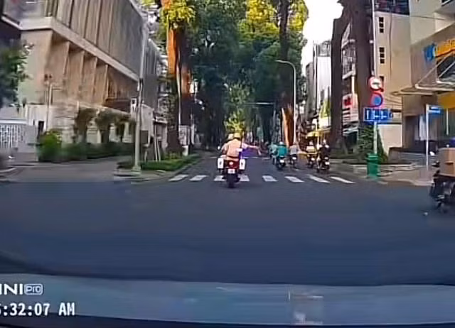 Hình ảnh CSGT bật còi, mở đường cho ô tô đưa sản phụ đến bệnh viện. Chụp màn hình