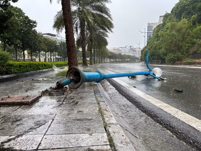 Gió giật làm đổ đèn đường ở TP Hạ Long