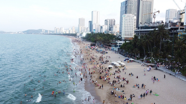 Các điểm đến trong nước luôn thu hút du khách mỗi khi tết đến xuân về. Ảnh Thế Quang