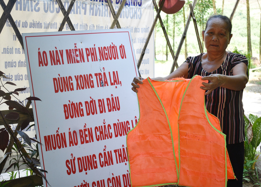 Nhiều áo phao đề phòng đuối nước bị phá tơi tả. Ảnh: P.H