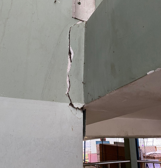 Trụ sở Trung tâm Y tế H.Sơn Tây (Quảng Ngãi) bị nứt nhiều điểm do ảnh hưởng động đất ở Kon Tum. Ảnh CTV Trụ sở Trung tâm Y tế H.Sơn Tây (Quảng Ngãi) bị nứt nhiều điểm do ảnh hưởng động đất ở Kon Tum. Ảnh CTV