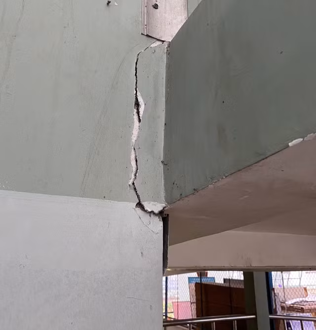 Trụ sở Trung tâm Y tế H.Sơn Tây (Quảng Ngãi) bị nứt nhiều điểm do ảnh hưởng động đất ở Kon Tum. Ảnh CTV
