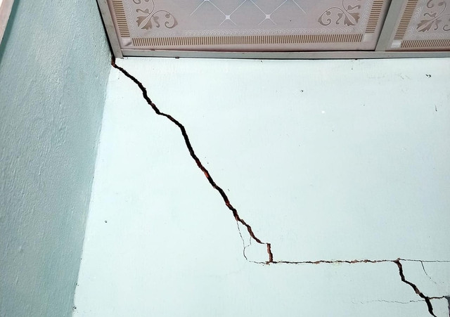 Tường nhà một người dân ở xã Sơn Dung (H.Sơn Tây, Quảng Ngãi) bị nứt toác do ảnh hưởng động đất vào ngày 28.7 ở Kon Tum. Ảnh CTV Tường nhà một người dân ở xã Sơn Dung (H.Sơn Tây, Quảng Ngãi) bị nứt toác do ảnh hưởng động đất vào ngày 28.7 ở Kon Tum. Ảnh CTV