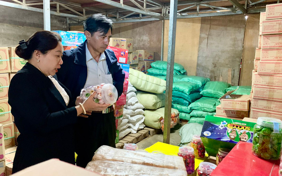 Đoàn liên ngành kiểm tra tại hộ kinh doanh tạp hóa, bánh kẹo, nước giải khát ở địa chỉ 68 Nguyễn Bá Ngọc, phường Chi Lăng, TP. Pleiku. Ảnh: N.N Đoàn liên ngành kiểm tra tại hộ kinh doanh tạp hóa, bánh kẹo, nước giải khát ở địa chỉ 68 Nguyễn Bá Ngọc, phường Chi Lăng, TP. Pleiku. Ảnh: N.N