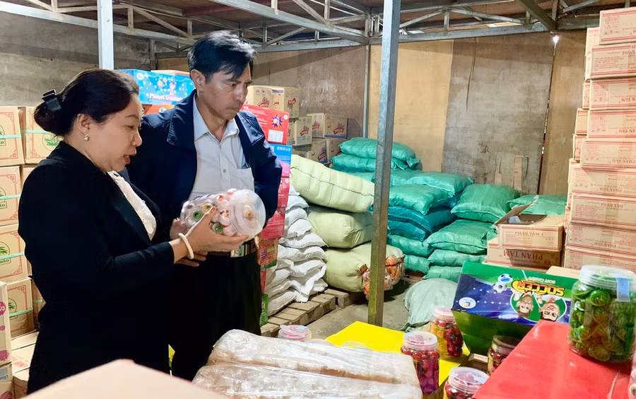 Đoàn liên ngành kiểm tra tại hộ kinh doanh tạp hóa, bánh kẹo, nước giải khát ở địa chỉ 68 Nguyễn Bá Ngọc, phường Chi Lăng, TP. Pleiku. Ảnh: N.N