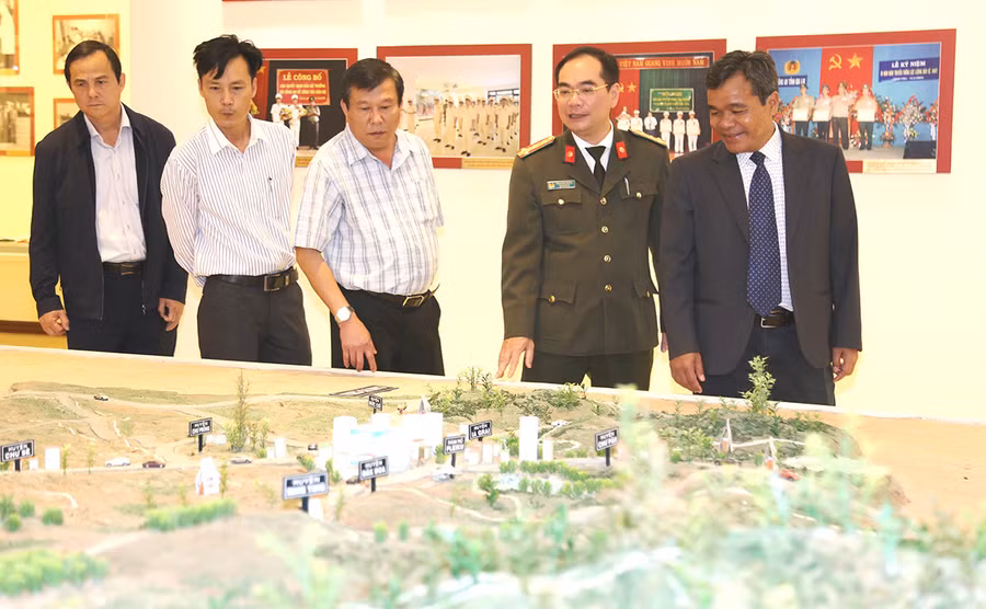 Bí thư Tỉnh ủy và các đại biểu tham quan Nhà truyền thống Công an tỉnh. Ảnh: Nguyễn Hữu