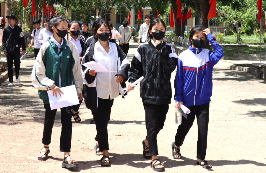 Theo các thí sinh tại điểm thi Trường THPT Quang Trung (huyện Sa Thầy, Kon Tum), đề thi ngày đầu tiên không khó. Ảnh: ĐV Theo các thí sinh tại điểm thi Trường THPT Quang Trung (huyện Sa Thầy, Kon Tum), đề thi ngày đầu tiên không khó. Ảnh: ĐV