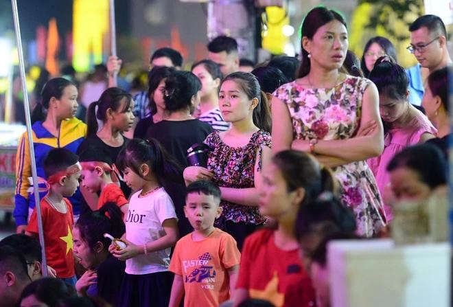 Người dân có mặt để theo dõi màn trình diễn của 700 máy bay không người lái. Ảnh: ĐÌNH HUY