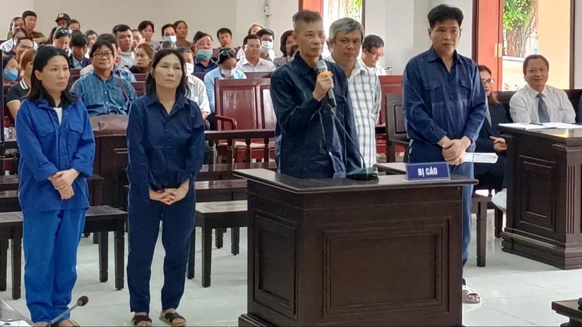 Các bị cáo tại tòa phúc thẩm. Ảnh: VH vợ chồng giám đốc lừa bán đất