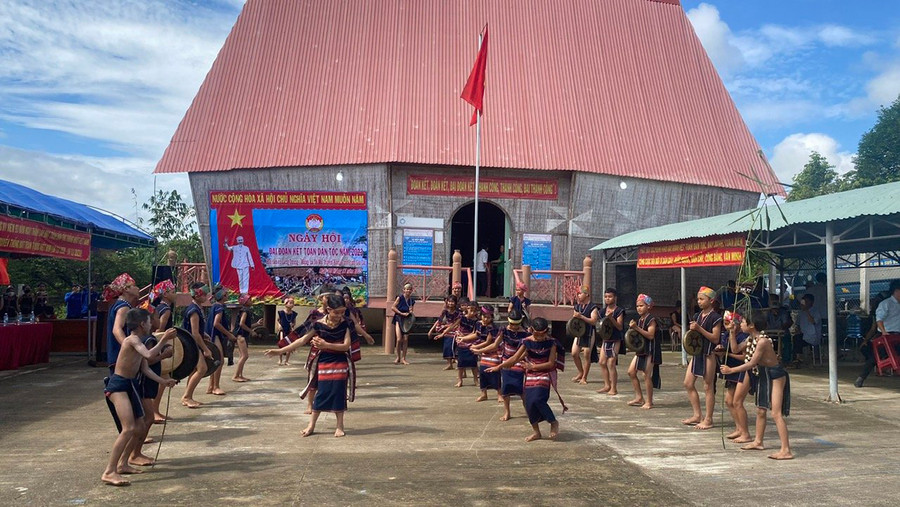 Thông qua công tác tuyên truyền, vận động, đồng bào DTTS nâng cao nhận thức về giữ gìn và phát huy bản sắc văn hóa truyền thống. Ảnh: S.C Thông qua công tác tuyên truyền, vận động, đồng bào DTTS nâng cao nhận thức về giữ gìn và phát huy bản sắc văn hóa truyền thống. Ảnh: S.C