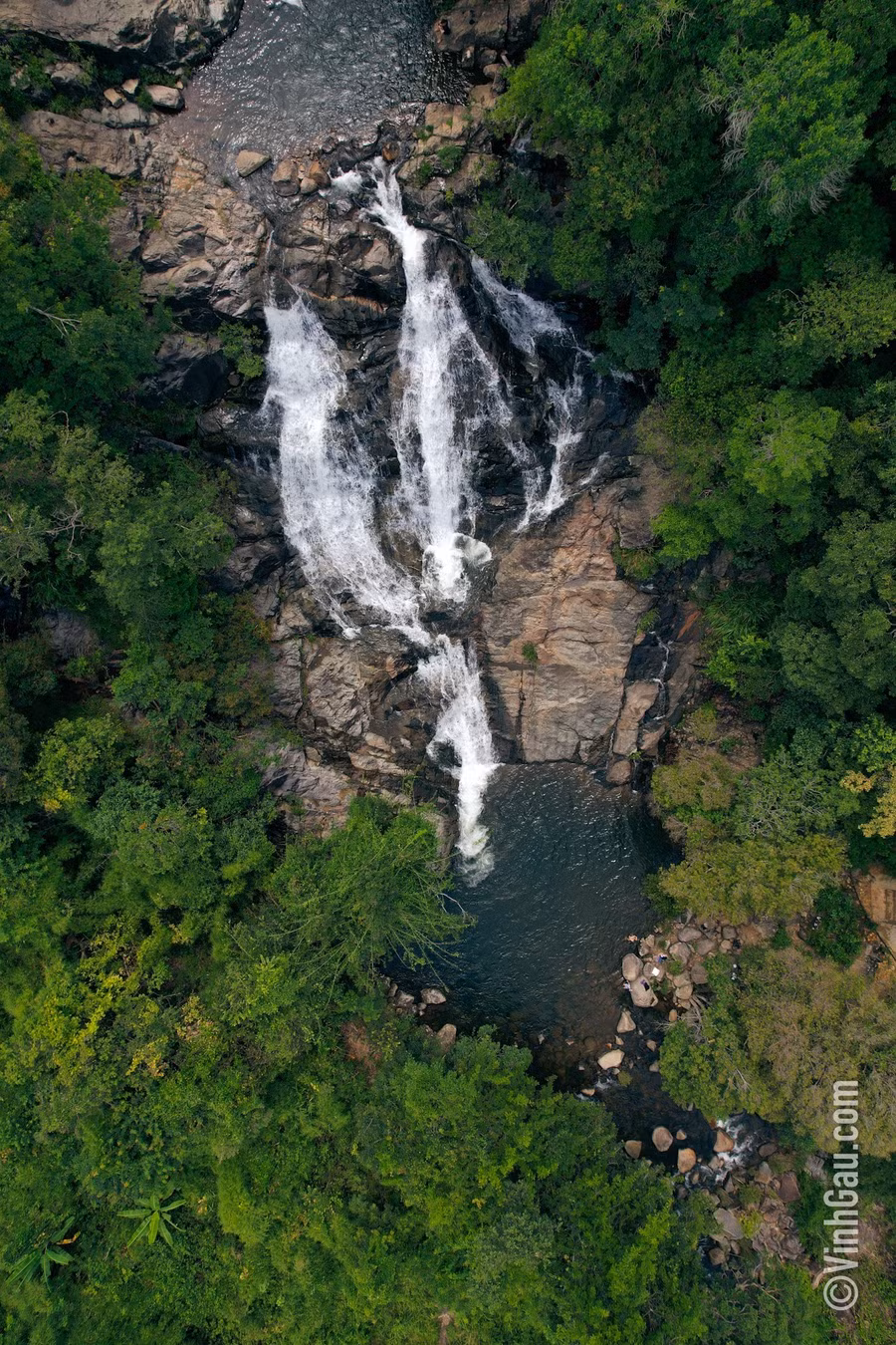 Thác Bìm Bịp tọa lạc ở buôn Năm Pă, xã Yang Tao, huyện Lắk, Đắk Lắk.