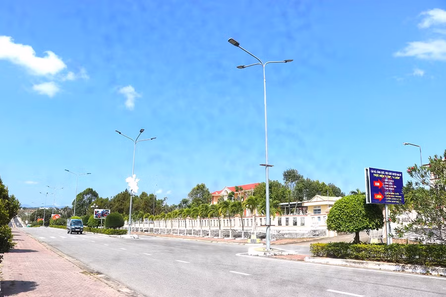 Nhờ được quan tâm đầu tư bộ mặt thị trấn Đak Pơ ngày càng khang trang, đổi mới. Ảnh: Ngọc Minh