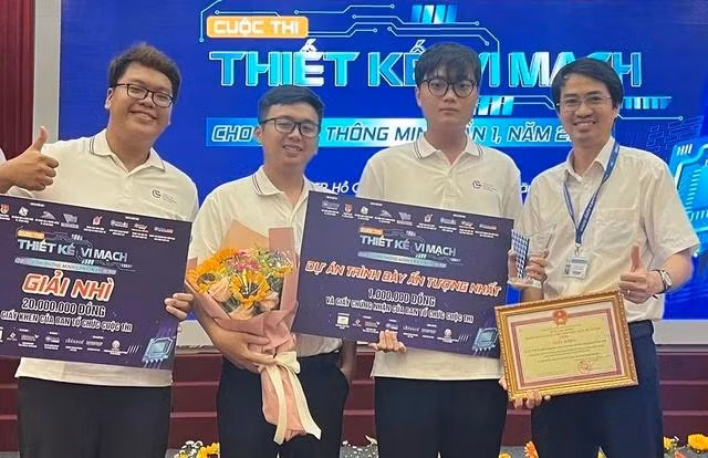 Nhóm sinh viên cùng giảng viên hướng dẫn (bìa phải) nhận giải trong cuộc thi. Ảnh: THÁI PHÚC