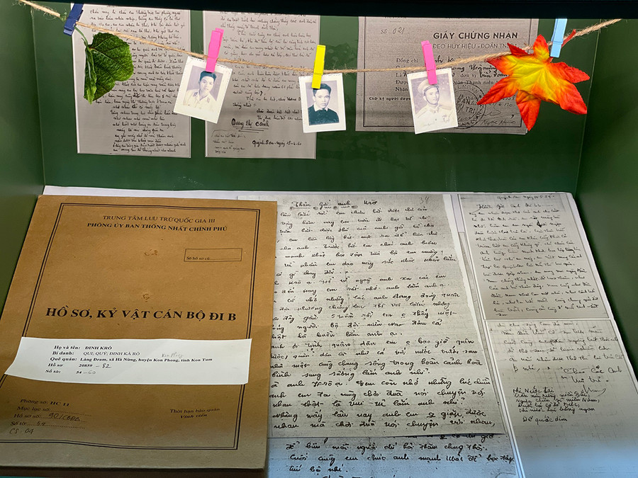 Hồ sơ đi B của ông Đinh Krò được trưng bày tại Triển lãm tài liệu lưu trữ vào tháng 7-2024. Ảnh: P.D Hồ sơ đi B của ông Đinh Krò được trưng bày tại Triển lãm tài liệu lưu trữ vào tháng 7-2024. Ảnh: P.D